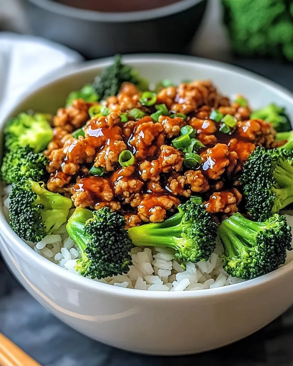 30-Minuten Hochprotein Hühnchen und Brokkoli Schalen