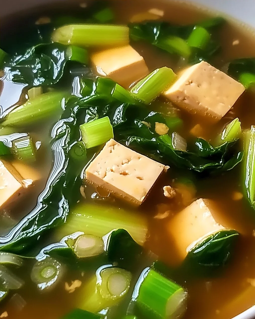 Bok Choy Suppe mit Knoblauch und Ingwer genießen