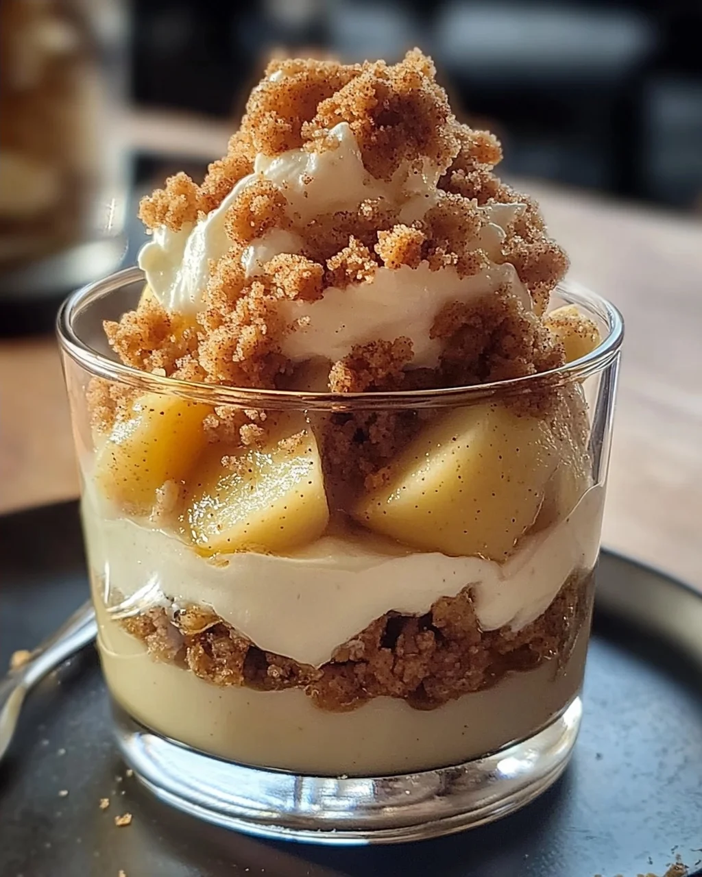 Bratapfel-Crumble auf Zimtcreme - Dessert im Glas