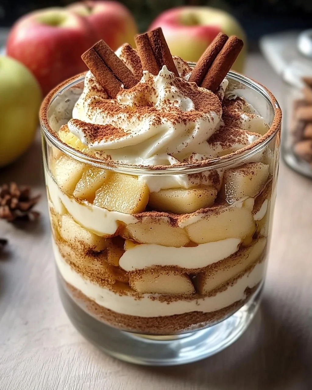 Bratapfel Tiramisu im Glas: Dein festliches Weihnachtsdessert