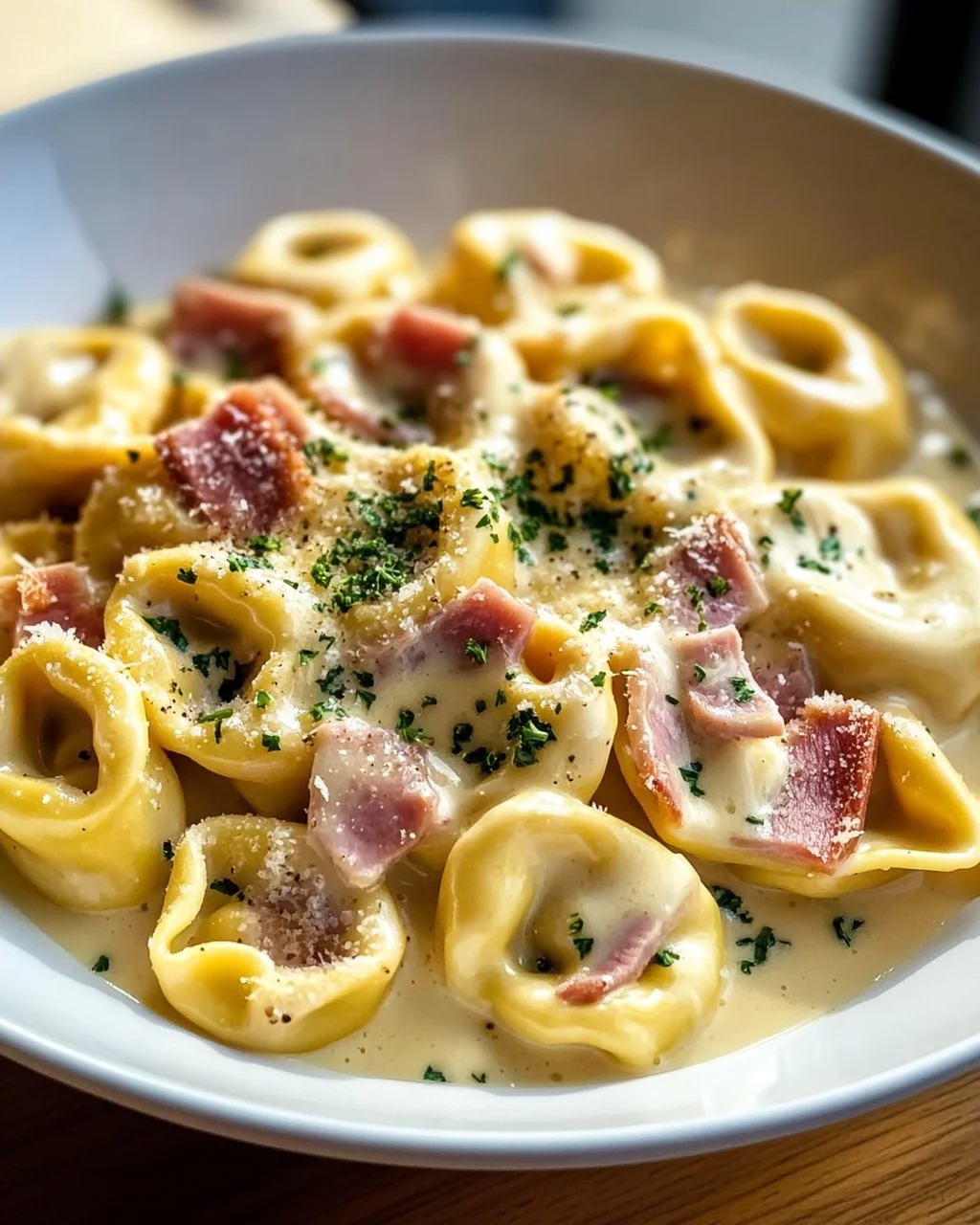 Cremige Tortellini mit Rinderschinken & Käsesauce