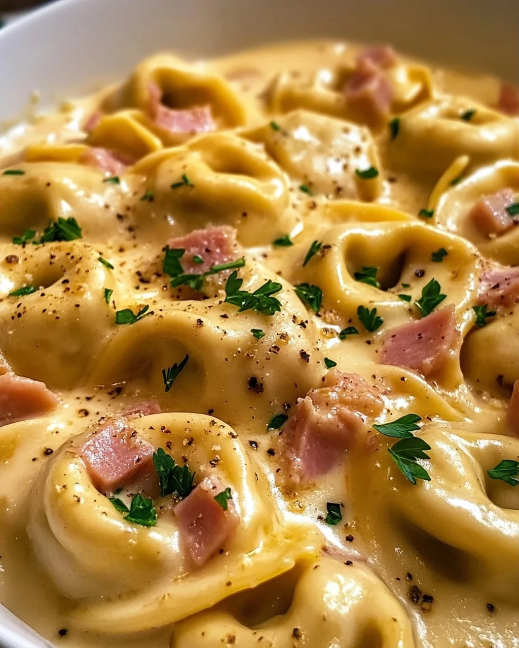 Cremige Tortellini mit Schinken-Käse-Soße – Ein Genuss!