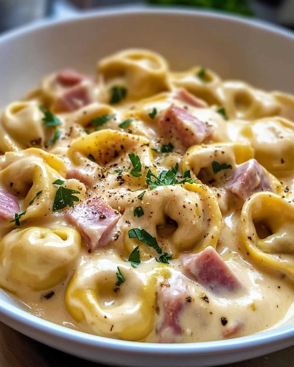 Cremige Tortellini mit Schinken-Käse-Soße – Ein Genuss!