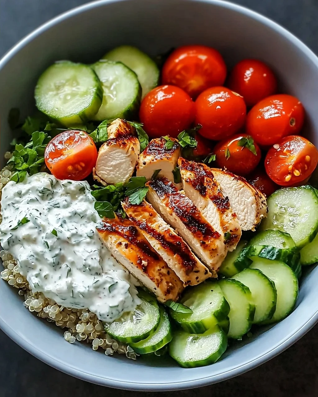Griechische Hähnchen-Tzatziki-Bowl